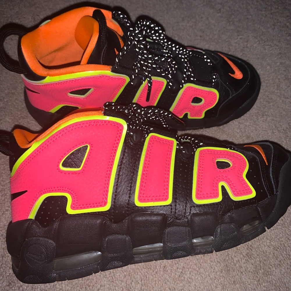 Women’s 8.5 Nike Air More Uptempo Hot Punch
